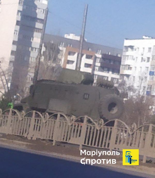 У Маріуполі фіксують великий рух техніки росіян в напрямку Бердянська (фото)